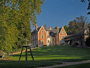 Loire Valley Private Day Tour, Chateaus Chenonceau, Amboise, Da Vinci Castle & Caves Ambacia wine tour/tasting